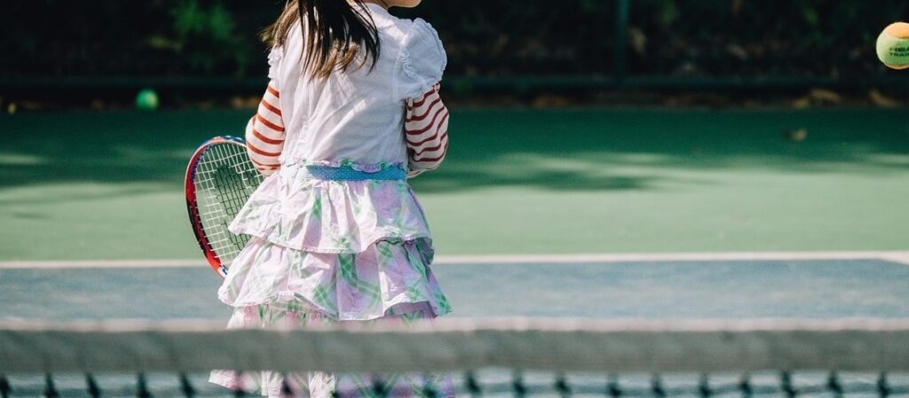 Racket Length: The size of the racket should match the child's age and height. Generally, children aged 5 to 6 should use a 21-inch racket, those aged 7 to 8 should use a 23-inch racket, and those aged 9 to 10 should use a 25-inch racket. Weight: Lightweight rackets are easier for young players to handle and swing, promoting better control and reducing the risk of arm strain. Head Size: Larger heads provide a bigger sweet spot, making it easier for children to make contact with the ball. This is especially helpful for beginners learning to make consistent contact. Balance: Balanced rackets (neither too head-heavy nor head-light) are great for young players as they offer a mix of power and control. Grip Size: The grip should be comfortable for the child's hand to avoid discomfort and ensure proper playing technique.