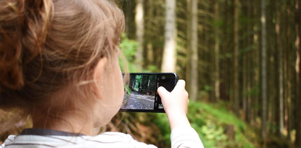 Why Children Should Limit Phone and Screen Time.Excessive screen time, particularly on social media, has been linked to poor mental health outcomes. For example, children constantly exposed to social media may experience increased anxiety, depression, and feelings of loneliness due to the pressure to fit in and the tendency to compare themselves with others.