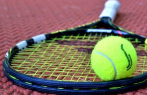 Educational guide for choosing a tennis racket based on player skill level and racket components like head size and weight.